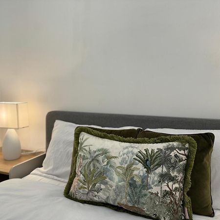 Holiday Home 2Br L 2Ba With Patio-Sleep 6 London Eksteriør bilde
