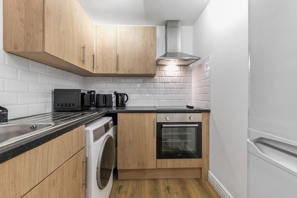 Holiday Home 2Br L 2Ba With Patio-Sleep 6 London Eksteriør bilde