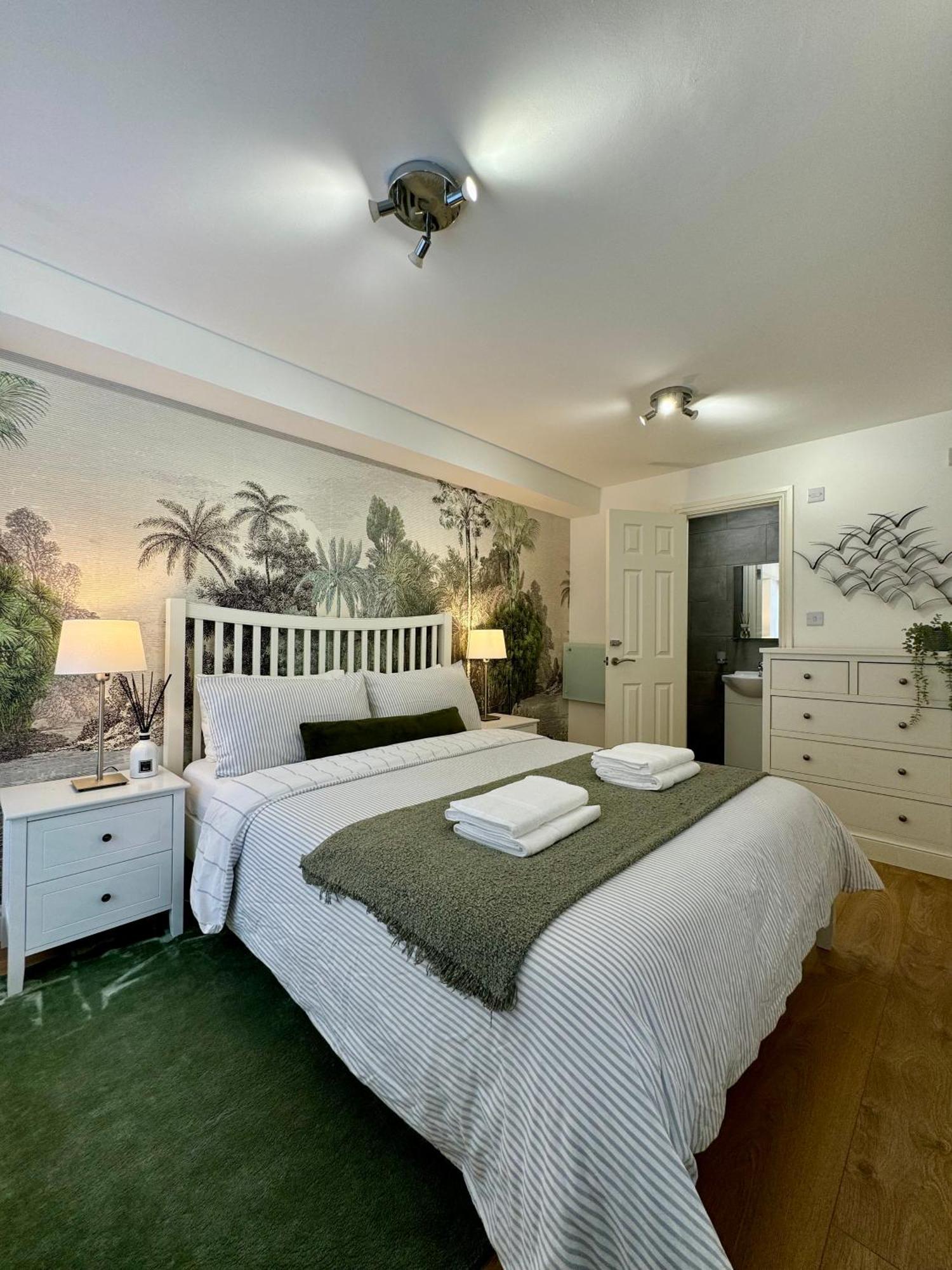 Holiday Home 2Br L 2Ba With Patio-Sleep 6 London Eksteriør bilde