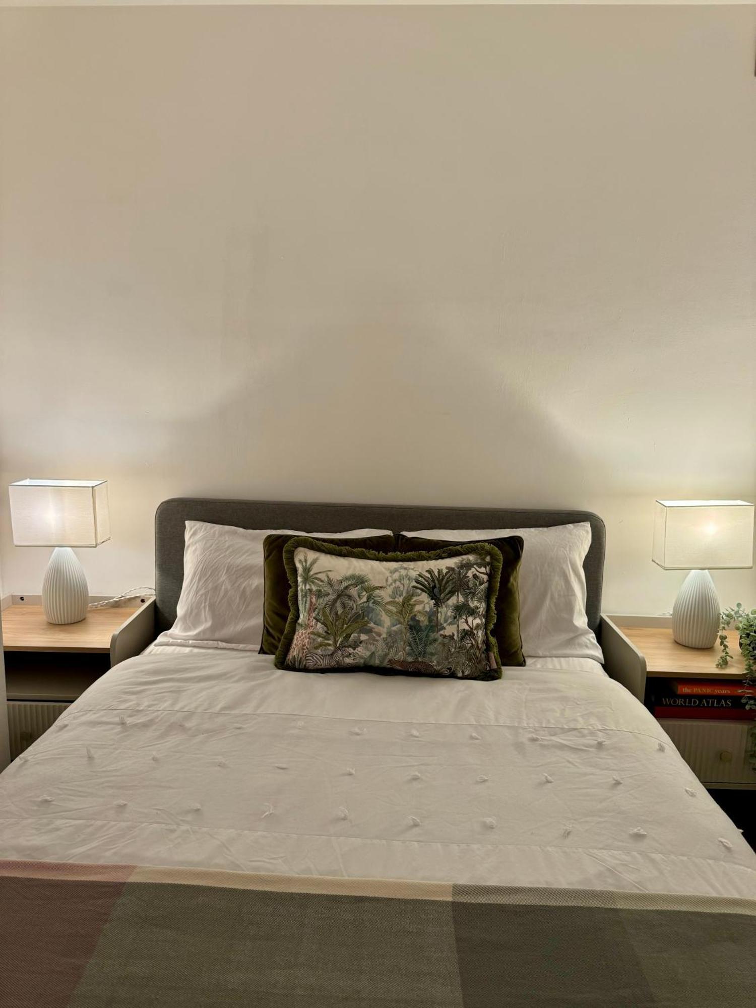 Holiday Home 2Br L 2Ba With Patio-Sleep 6 London Eksteriør bilde