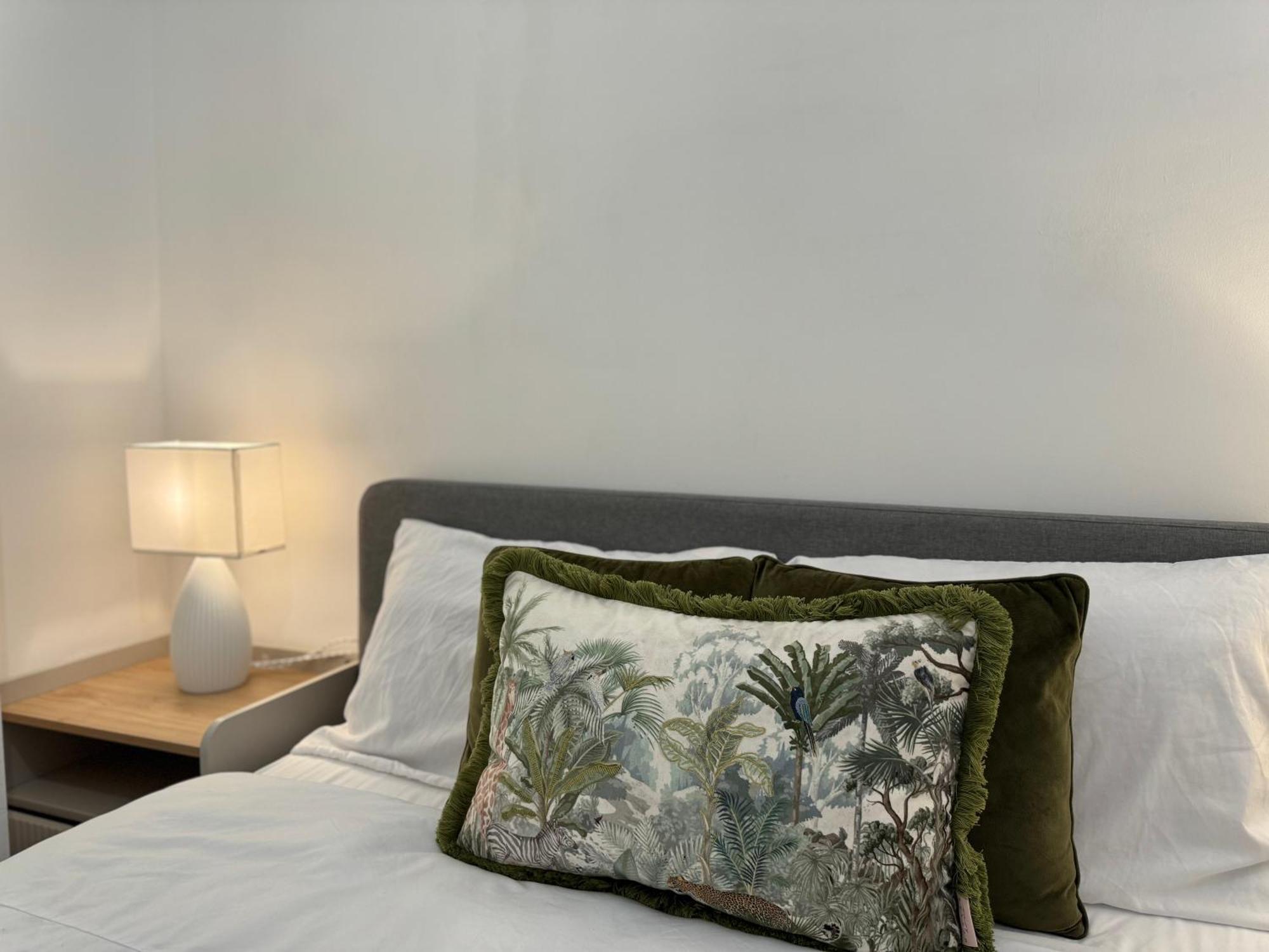 Holiday Home 2Br L 2Ba With Patio-Sleep 6 London Eksteriør bilde